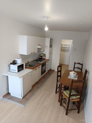 Kuchyň nebo kuchyňský kout v ubytování Appartement T2 bis proche centre ville