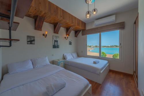 zwei Betten in einem Zimmer mit Meerblick in der Unterkunft Beautiful 4 BDR Villa With Private Pool in Hurghada