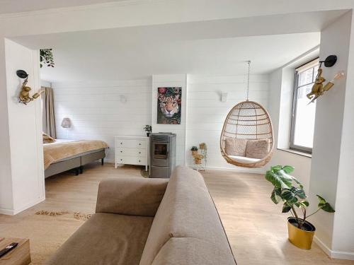 un salon avec un canapé et un lit dans l'établissement Escapade tropicale au Costa Rica, à Profondeville