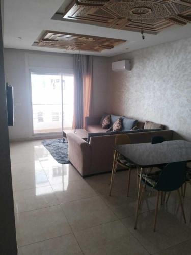 a living room with a couch and a table at Studio Charmant & Cosy à Agdal in Gare de Rabat-Aguedal