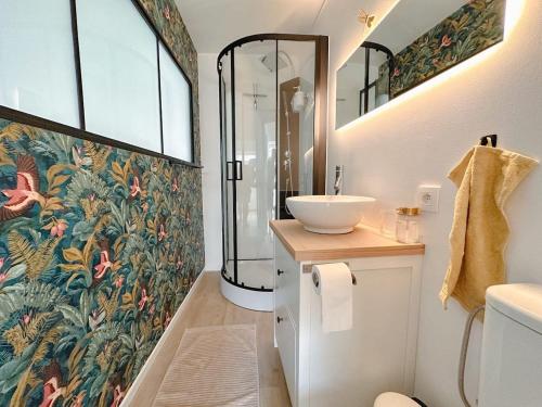 une salle de bain avec un lavabo et une douche en verre dans l'établissement Escapade tropicale au Costa Rica, à Profondeville