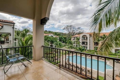 Bazén v ubytování Elegant Condo in High-End Resort Community with Pool and Beach Club Access nebo v jeho okolí