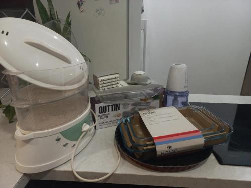 a counter top with a hair dryer and a blender at Maison spacieuse à La Rivière Saint-Louis in Les Cocos