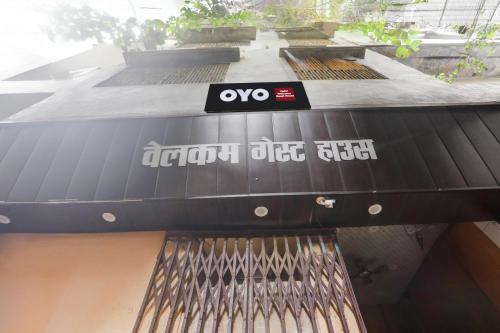 Primer plano de una mesa con el símbolo "oo" escrito en ella. en SPOT ON Welcome Guest House, en Mughal Sarāi