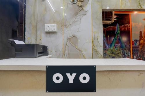 un cartel en un mostrador frente a una tienda en SPOT ON Welcome Guest House, en Mughal Sarāi