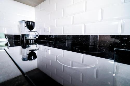 a bathroom with a black and white counter top at Vive y trabaja con estilo en San Miguel, moderno departamento de 2 dorms con balcon in Lima