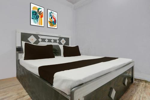 SPOT ON Anmay في Phāphāmau: سرير كبير في غرفة بها