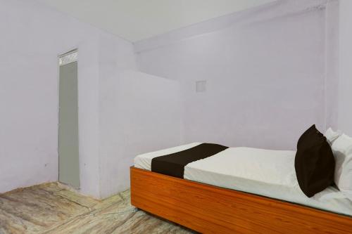 a bedroom with a bed with a wooden frame at SPOT ON Anmay in Phāphāmau