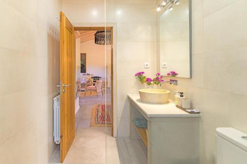 un bagno con lavandino e specchio di Casa do Canal - Zambujeira do Mar a São Teotónio