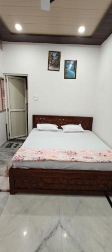 a large bed in a room with at Sakshi Seva Sadan Vrindavan Homestay & Restaurant in Vrindāvan