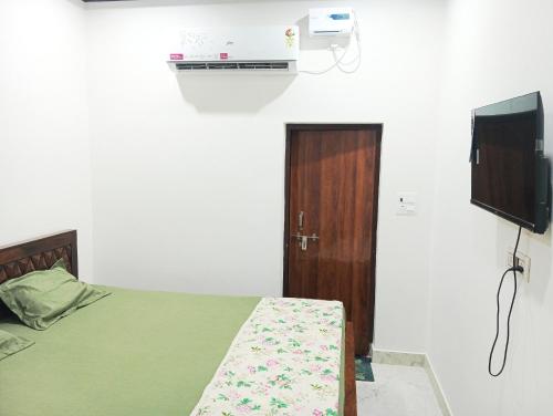 TV a/nebo společenská místnost v ubytování Sakshi Seva Sadan Vrindavan Homestay & Restaurant