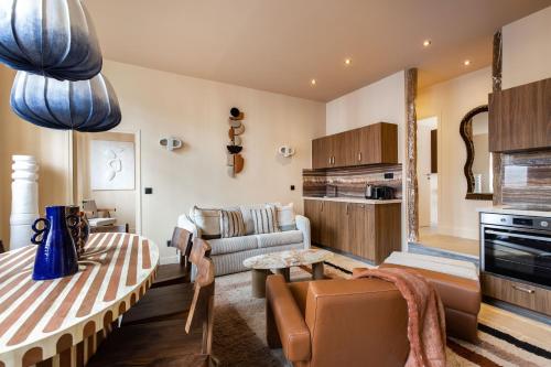 NoChichi-Collections - Place des Vosges في باريس: غرفة معيشة بها أريكة وطاولة