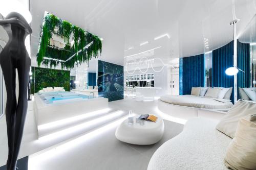 a white room with a bed and a tub at Quorum - Apartamenty z Widokiem na Odrę in Wrocław