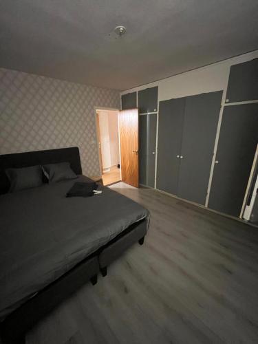 Dormitorio vacío con cama y armario en Biskopsgarden, en Gotemburgo