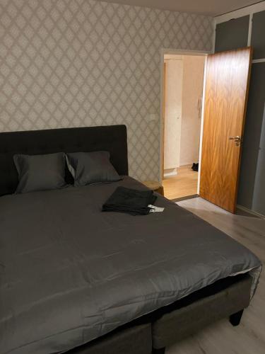 1 dormitorio con 1 cama grande y puerta de madera en Biskopsgarden, en Gotemburgo