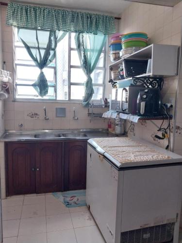 贝伦Cozy and comfort bedroom in a private Fancy Condo, safety neighborhood only 20 minutes by car from event - COP30!的带水槽和台面的厨房