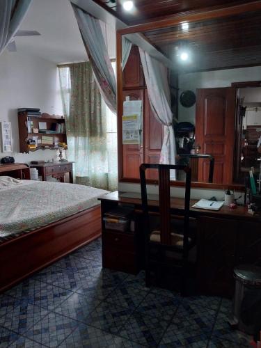 贝伦Cozy and comfort bedroom in a private Fancy Condo, safety neighborhood only 20 minutes by car from event - COP30!的一间卧室，配有一张床和一张带椅子的书桌