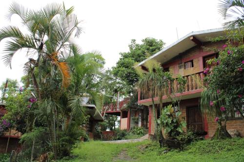 una casa con una palmera delante en Román Cabañas del Mirador 8, en Puebla