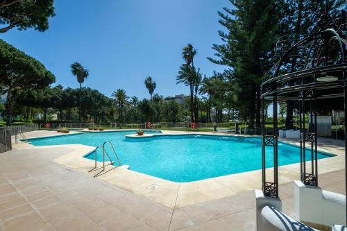 MARBELLA BANUS SUITES - Banús - Playa del Duque - Luxury Beachfront Complex - 2BR - 2BA - Direct Beach Access - Just 3 Min Walk to Puerto Banús Marina - Outdoor Terrace - 35,000 m2 Tropical Gardens - 3 Pools - 2 Onsite Restaurants - Ideal for Families