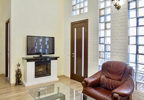 Μια τηλεόραση ή/και κέντρο ψυχαγωγίας στο Апартаменты в Аркадийском дворце у моря