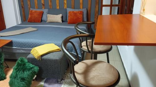 a small bedroom with a bed and a table and chairs at Alojamiento Independiente vipasa in Cali