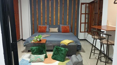 a bedroom with a bed and a table and chairs at Alojamiento Independiente vipasa in Cali