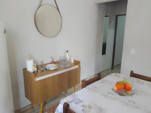comedor con espejo y mesa en cantinhodosocego, en Socorro