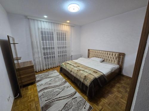 Postel nebo postele na pokoji v ubytování Fejzullahu apartments
