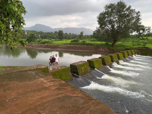 Un groupe de personnes debout à côté d'une rivière dans l'établissement Ferns Citadel, à Karjat
