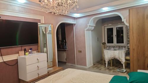 Een bed of bedden in een kamer bij Comfort Apartment Near Staidum