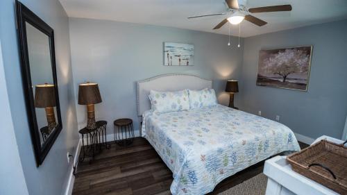 une chambre avec un lit et un ventilateur de plafond dans l'établissement Horizon South 33D - Sunstead Retreat - Sleeps 6, à Panama City Beach