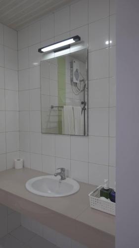 un bagno con lavandino e specchio di AHI Maldives a Omadhoo
