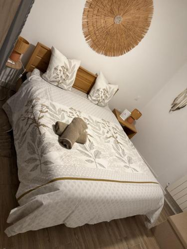 a teddy bear laying on top of a bed at Appartement Cocooning Béziers Cœur historique, charme et confort noté 10 in Béziers