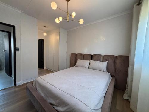 Postel nebo postele na pokoji v ubytování A Cozy Grounded Luxury