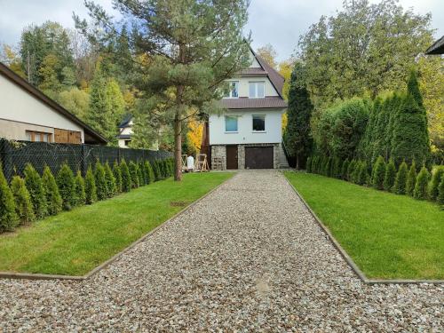 a gravel driveway in front of a house at Studio Góralskie Klimaty z widokiem na Góry, Kominek, Parking, Jacuzzi, Sauna in Biały Dunajec