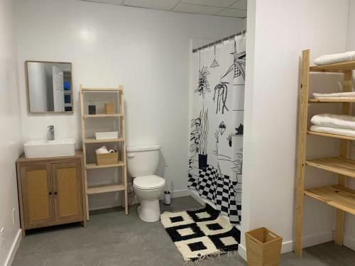 Postel nebo postele na pokoji v ubytování ArtHaus Downtown Jim Robb Unit 3BR 3BA