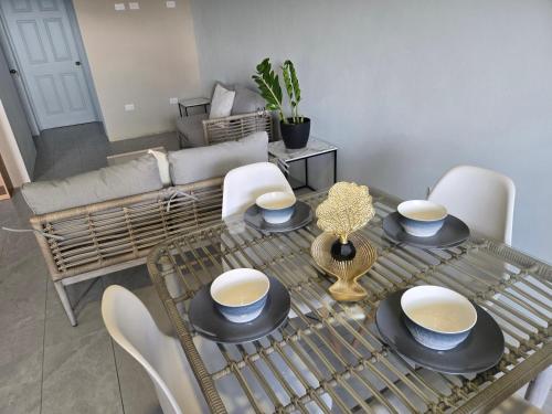 a dining room with a table and chairs at Uvita, Ocean View in Uvita