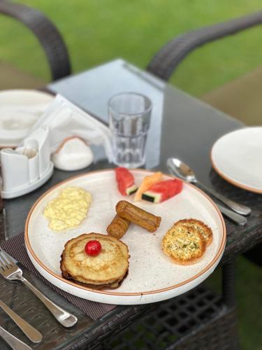 talerz jedzenia na stole w obiekcie Khar Hotel w mieście Skardu