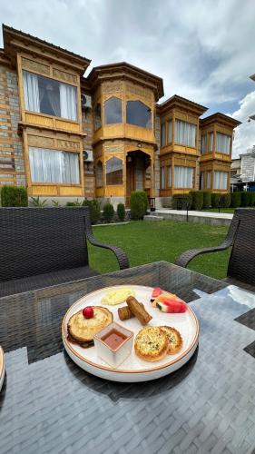 Stolik z dwoma pizzami na górze w obiekcie Khar Hotel w mieście Skardu