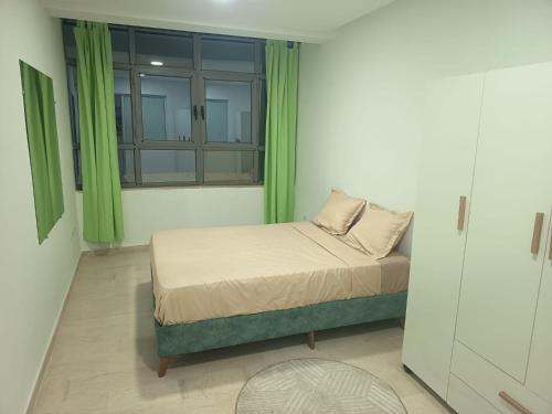 Ένα ή περισσότερα κρεβάτια σε δωμάτιο στο Appartement hyper centre avec vue exceptionnelle de Hammamet