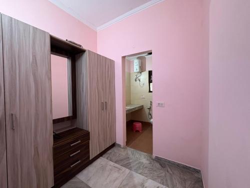 Ένα μπάνιο στο Leela Farm Gurgaon - 4 Bedroom Villa with Lawn and Big Size Private Pool