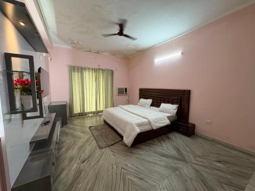 Ένα ή περισσότερα κρεβάτια σε δωμάτιο στο Leela Farm Gurgaon - 4 Bedroom Villa with Lawn and Big Size Private Pool