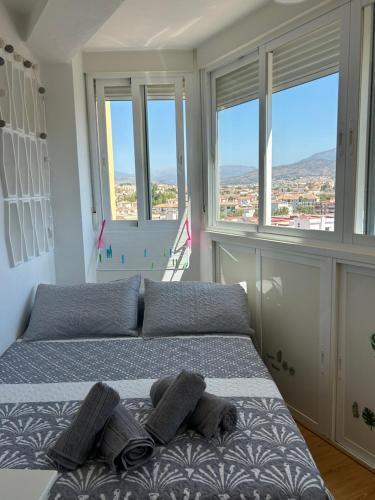 een slaapkamer met een bed met twee kussens erop bij El estudio de Alejandro in Torre del Mar