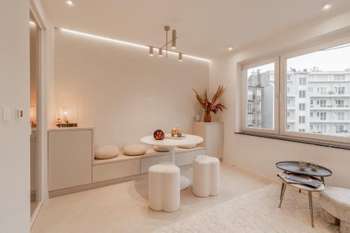 Un baño blanco con lavabo y ventana en Zilte Rust, en Knokke-Heist