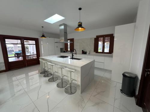 Kuchyň nebo kuchyňský kout v ubytování Villa La Ballena Azul