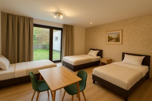 a hotel room with two beds and a table and chairs at Großes Ferienhaus in Siegen-Kreuztal auch für Monteure in Kreuztal