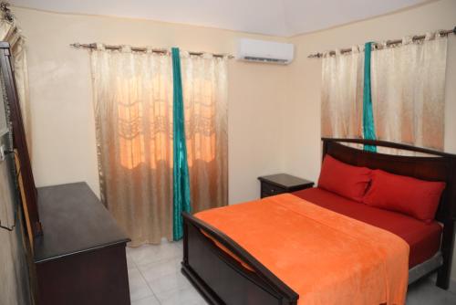 Uma cama ou camas num quarto em APARTAMENTOS DE 1 2 Y 3 HABITACIONEs