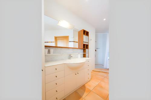 une salle de bain avec un lavabo et un miroir dans l'établissement Chez Brigitte et Sylvain, à Annecy
