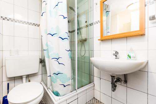 y baño con aseo, lavabo y ducha. en Köln Höhenberg, en Colonia