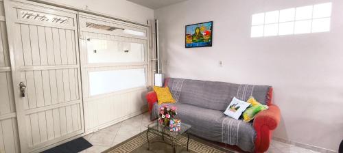 een woonkamer met een bank en een raam bij Hospede-se aqui! Casa Inteira em Santa Clara do Sul in Santa Clara do Sul